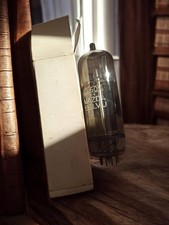 Altes Vintage Röhrenradio mit