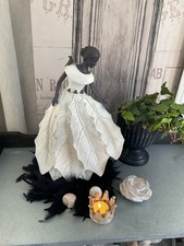 GROßE DEKOFIGUR FRAU IM BLÄTTERKLEID POLYRESIN WEIß 37Cm B-WARE