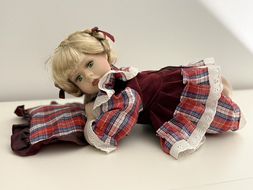 Porzellan puppe liegend mit - puppe,
