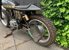 Seitlicher KENNZEICHENHALTER