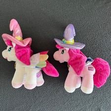 2 x Filly Pferd Plüsch Stofftier Witchy Hexe Abra weiß + Cadabra rosa 20 cm