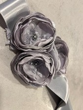 silberner Satingürtel mit handgefertigten Stoffblumen mit Perlen und Strassstein