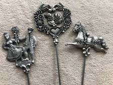 3 Pflanzenstecker aus Zinn mit Herz und Vögelchen, Pferd und  Trachtenpäärchen