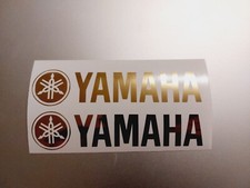 Hochqualitative Yamaha Motorrad Aufkleber-Sticker 2x 220x50 mm in Chrom Gold.