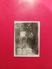 Altes Foto antik hübscher Mann steht auf Steinmauer cool man stone old Photo xx