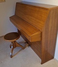 Klavier der Marke Rippen mit