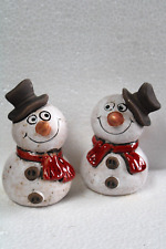 Mittelgrosses Schneemann-Pärchen mit Hut aus Keramik, H ca. 11 cm, Winterdeko