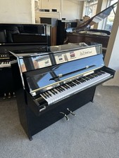 Kompaktes Klavier mit 6