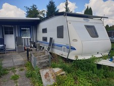 Stellplatz mit Wohnwagen und festem Vorzelt