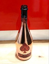 Leere Schnapsflaschen Armand