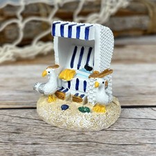 Deko Strandkorb auf Sandsockel mit Möwen 5cm maritime Dekoration