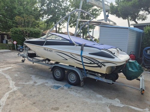 Sportboot mit trailer - sportboot,
