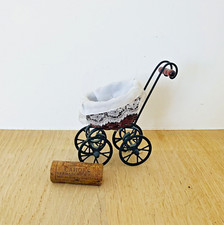 Vintage weißer Korb Miniatur Puppenwagen Metall Rattan geflochten, Spanien, 1...