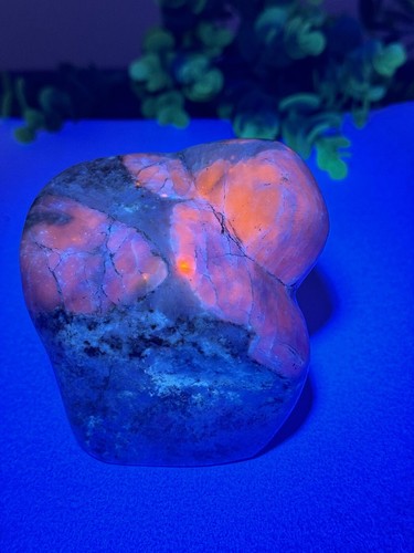 Fluoreszierender hackmanit mit - fluoreszierender,