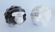 2 Schafe weiß + schwarz Salzstreuer od Pfefferstreuer Goebel Design Adam & Ziege