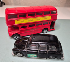 Routemaster London Bus "Nr. II Piccadilly Circus", rot & Welly London Black Taxi