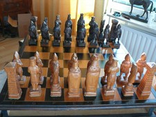 Altes Schachspiel mit  Figuren aus Holz