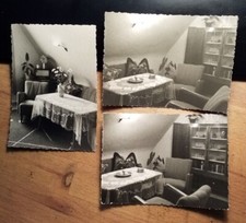 Wohnzimmer mit Tisch Sessel Schrank Radio Blumen - ca. 1960er Jahre / 3x Foto