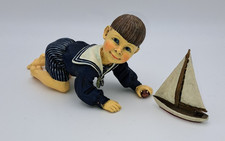 Candy Design Norway Carl Larsson Junge mit Segelboot krabbelnd 8cm OVP