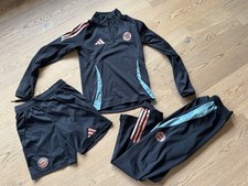 FCB Trainingsanzug Adidas Tiro Hose Shirt Shorts schwarz Jungen 11-12 Jahre 152