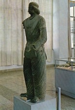 AK Iran Teheran Das Bastan Museum Die Große Bronze Statue