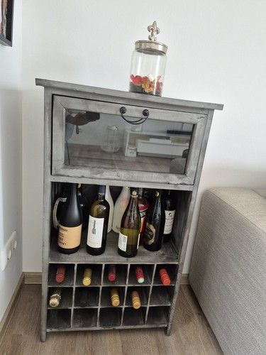 Schöne vitrine aus - holz, mit