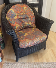 Korbsessel / Rattansessel schwarz mit bunt gemusterten Polstern, gebraucht