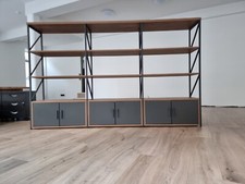 Regal aus Holz und Metall