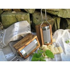 Olivenholz Parmesan- und Muskatreibe Käsereibe Küche gedeckter Tisch