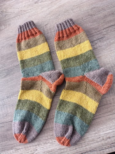 Handgestrickte socken aus lana - handgestrickte,