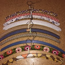 10 Vintage Kleiderbügel Holz Kunststoff Wachstuch Bezug bunt 50er 60er 70er  3