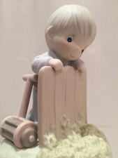 PRECIOUS MOMENTS, Porzellan-Figur, Junge mit Rasenmäher am Zaun, NEU und OVP