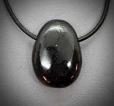 +Natur+ SCHUNGIT EDELSTEIN-ANHÄNGER TROMMELSTEIN - gebohrt- mit Lederband ☯︎18