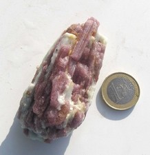 Roter Turmalin in Quarz