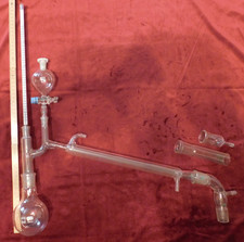 Destillationsanlage: Destillieraufsätze + angeschmolz. Mohrkühler (vakkuum)