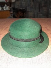 Damen Hut mit Feder, grün
