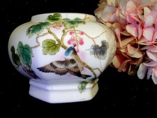 Vase Porzellan weiß Vogelmalerei Asiatika Asien Japan Fuß 6eckig Vogel Motiv vtg