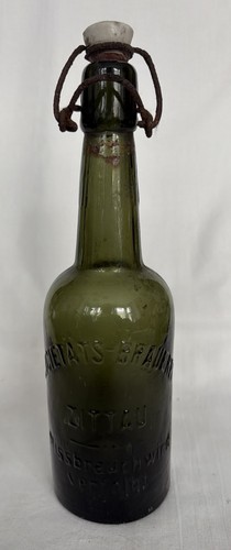 Alte bierflasche mit - mit, bügel