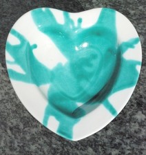 Gmundner Keramik grün geflammt , Schale in Herzform, 0163/"; ca. 19x19cm