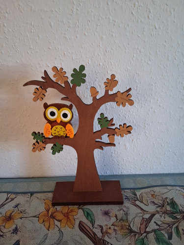 Herbstdeko eule auf baum - eule,