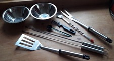 Küchen Set–Koch- & Grillbesteck mit Schüsseln, Wender, Fleischgabel, Schäler usw