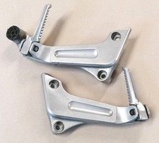 Beide Fußrasten hinten +