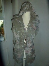 *MADE IN ITALY* Ärmellose Weste mit Kapuze 40/42 Blumendesign toll kombinierbar!