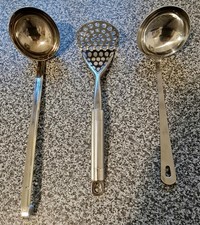 2 Suppenkellen, 1 Kartoffelstampfer, sehr gut erhalten