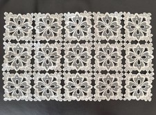 WUNDERSCHÖNES DECKCHEN ECKIG BLUMEN WEISS VINTAGE SHABBY CHIC 37 x 22 cm Deko