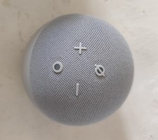 Amazon Echo Dot 5. Gen Smart Lautsprecher - Weiß - mit Table Holder