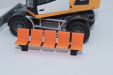 Sitzbank orange Bahnsteig