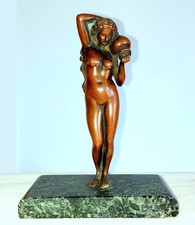 Antike Bronzefigur "Wasserträgerin", um 1900, auf Marmorplatte, ungemarkt