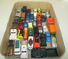 Konvolut eine Kiste bespielte Spielzeugautos verschiedener Hersteller