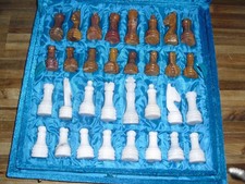 Schachspiel aus Onyxmarmor